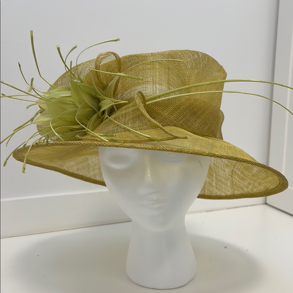 Elegant Women's Wide-Brim Floral Accent Hat in Yellow-Green